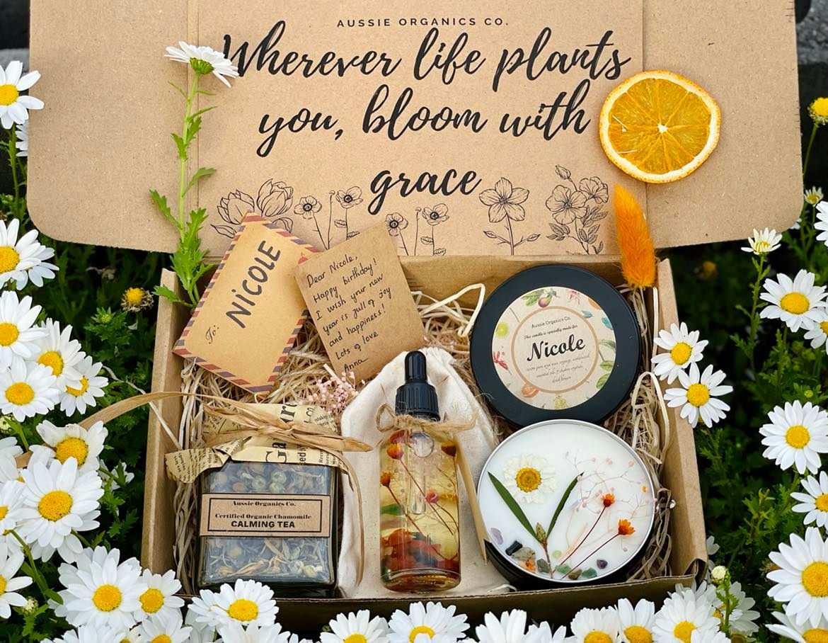 PERSONALISED GRADUATION PAMPER GIFT BOX- DAISY GIFT BOX